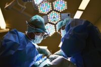 Sussiste la responsabilità dei componenti dell’equipe chirurgica se la protesi non viene controllata e risulta poi difettosa