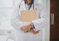 Diniego della visita domiciliare da parte del medico di guardia e rifiuto di atti d’ufficio