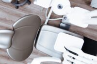 La condotta dell’odontoiatra che estrae i denti del paziente senza necessità e commette errori grossolani? Può essere penalmente rilevante