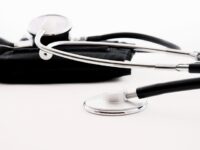 La struttura sanitaria risarcisce il paziente per colpa del medico: i presupposti per l’azione di rivalsa