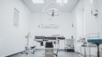 Infezioni nosocomiali, prova liberatoria e ripartizione delle responsabilità tra medici e struttura