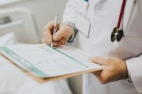 Negligente ed imprudente la condotta del medico che non trattiene in osservazione il collega con i sintomi di ictus