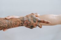Rimozione di tatuaggio con luce pulsata ed esercizio abusivo della professione di dermatologo